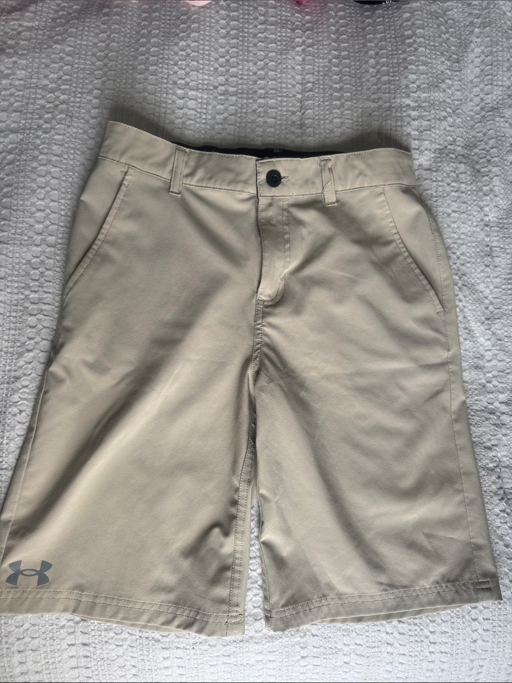 Under Armor boys golf shorts size 12. Tan